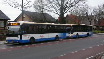 buslijnen 112 en 104 wachten op elkaar in Elspeet