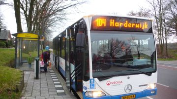 Buslijn 104 richting Harderwijk in Elspeet, halte centrum