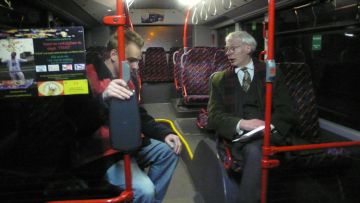 Lars van de Groep in gesprek met een van de trouwe passagiers van buslijn 104