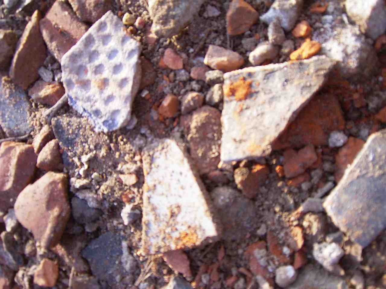 Losliggende asbesthoudende stenen van dichtbij